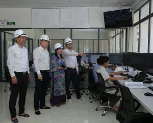 Bà Bùi Thị Thu Hằng - Giám đốc Ngân hàng SHB chi nhánh Thăng Long (đơn vị tài trợ vốn cho dự án) và ông Nguyễn Văn Thùy - Phó chủ tịch Tập đoàn Xuân Thiện (thứ 2 từ trái sang) tại nhà máy.